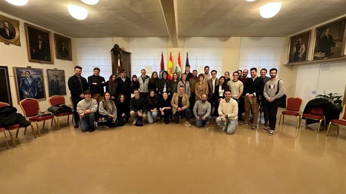 Reunión alcalde con jóvenes de talento