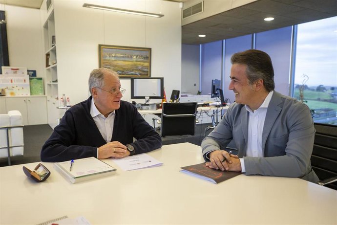 El Consejero De Industria, Empleo, Innovación Y Comercio, Eduardo Arasti, Se Reúne Con El Alcalde De Camargo, Diego Movellán.