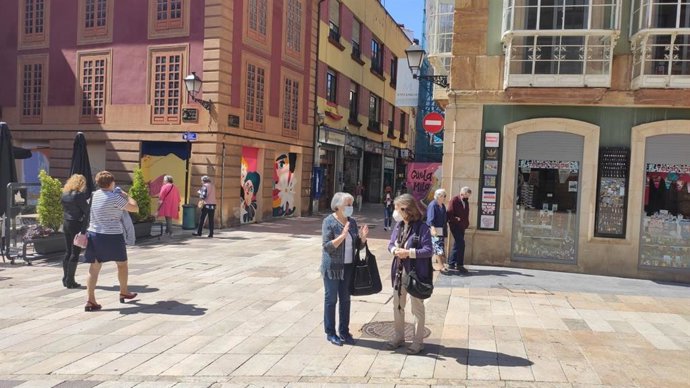 Archivo - Personas con mascarilla en el entorno del Ayuntamiento de Oviedo y El Fontán