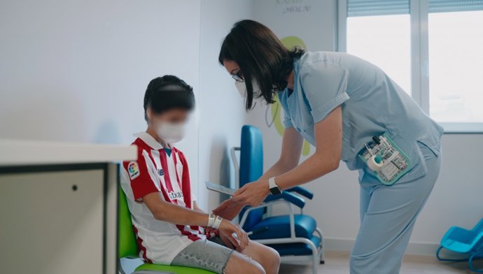 Archivo - Una profesional sanitaria del servicio de Pedriatria del hsopital de Cruces