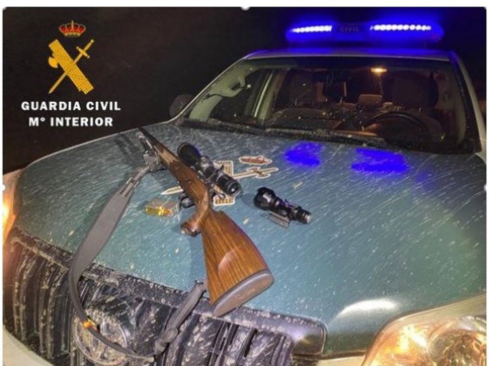 Identificado un cazador furtivo en Canalejas (Valladolid) en un todoterreno con un rifle listo para su uso .