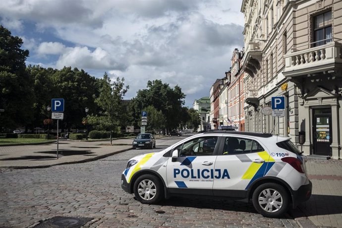 Archivo - Un vehículo de la Policía letona en el centro de Riga