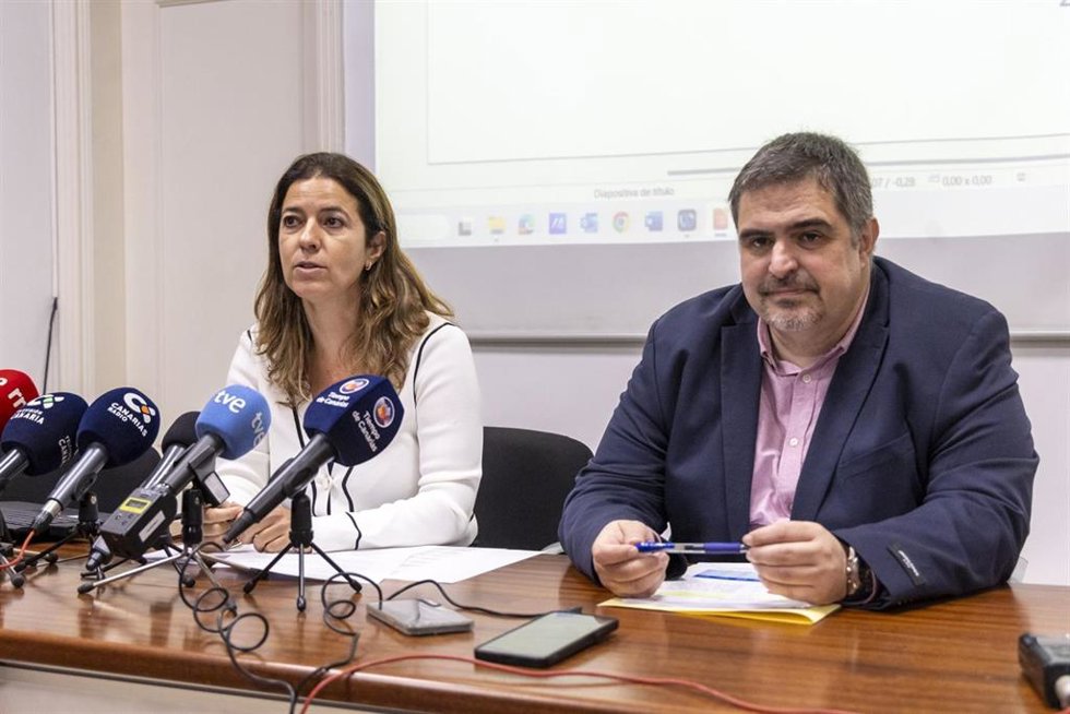 La viceconsejera de Empleo del Gobierno de Canarias, Isabel León, y el director general de Trabajo, José Ramón Rodríguez, en una rueda de prensa para evaluar los datos del paro de 2023