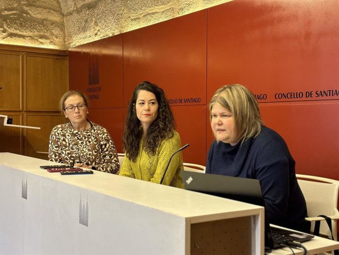 La concejala María Rozas (centro) en la rueda de prensa de la licitación del contrato del Servizo de Axuda no Fogar de Santiago