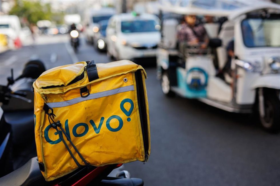 Archivo - Una mochila de Glovo por una calle del centro de Madrid, a 21 de septiembre de 2022, en Madrid (España). La Inspección de Trabajo ha impuesto a Glovo una multa de casi 79 millones de euros por incumplir la llamada Ley Rider, que obliga a las