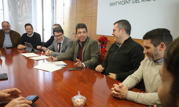 El 'president' de la Generalitat, Carlos Mazón, en su visita al Ayuntamiento de Sant Vicent del Raspeig (Alicante).