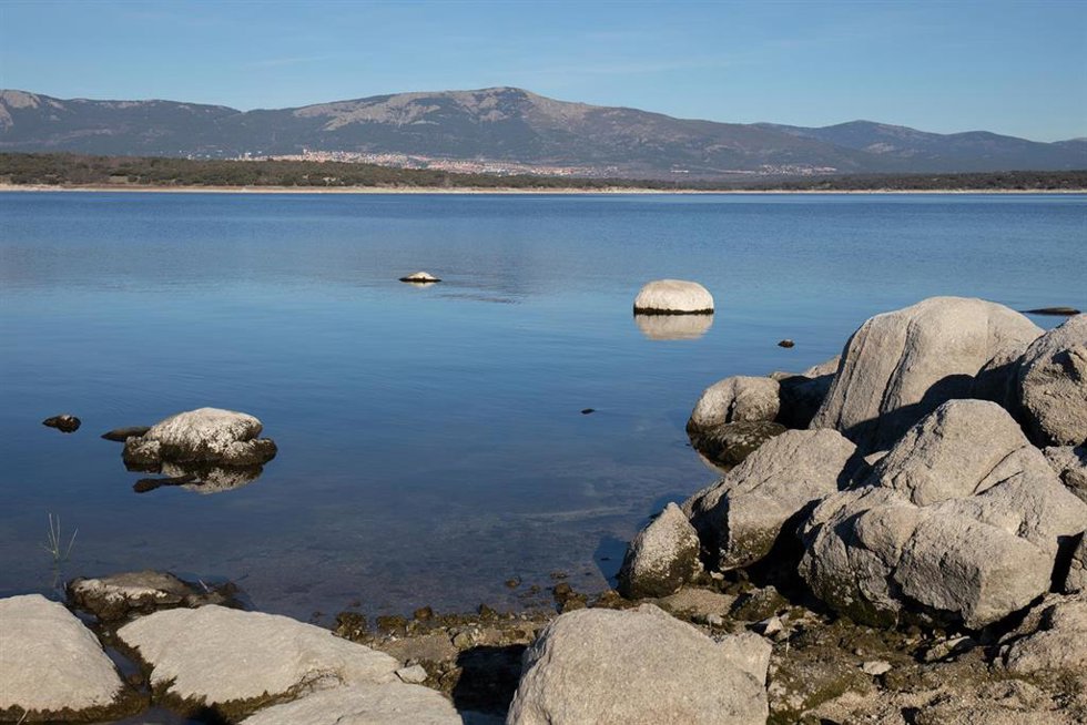 Archivo - Orilla del embalse de Valmayor, a 21 de febrero de 2022, en Madrid (España).