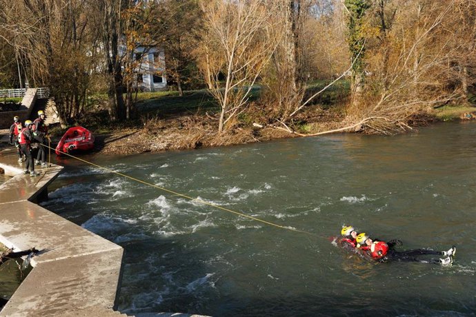 Simulacro de rescate del Grupo de Rescate Acuático de Navarra.