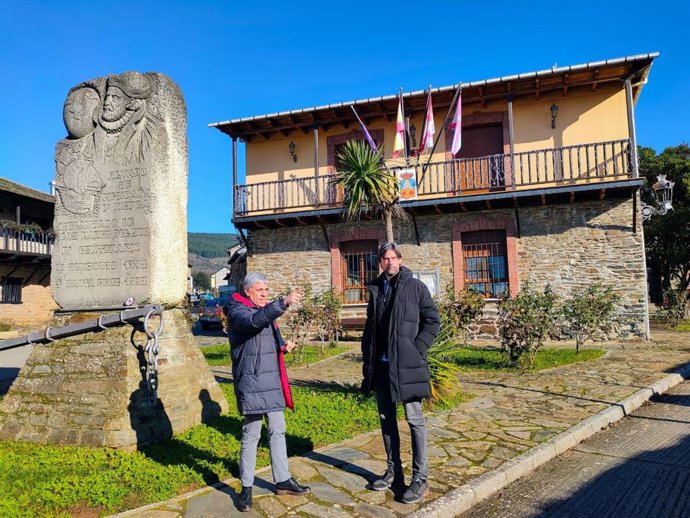 El delegado territorial de la Junta en León, Eduardo Diego, y el alcalde de Congosto, Jorge García Vega, frente a la sede consistorial en la que se realizarán las obras.