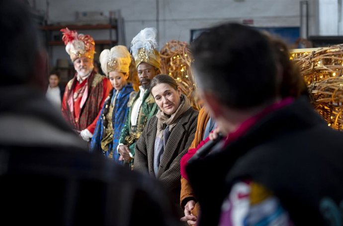 La delegada de Cultura, Turismo y Deporte, Marta Rivera de la Cruz, junto a los tres Reyes Magos y la carroza de la Dirección General de Mayores y Prevención de la Soledad