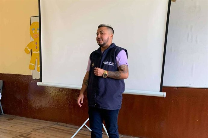 Capacitador durante unas jornadas de sensibilización LGBTIQ+