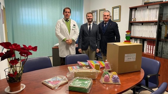Entrega de los juguetes artesanales en el Hospital La Inmaculada de Huércal-Overa (Almería)