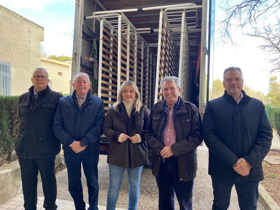 Entrega de las camas donadas por el Hospital de Jaén.