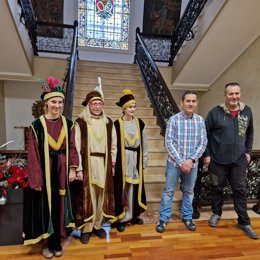 Las 'pajes reales', en la presentación de la cabalgata de Reyes de Teruel.