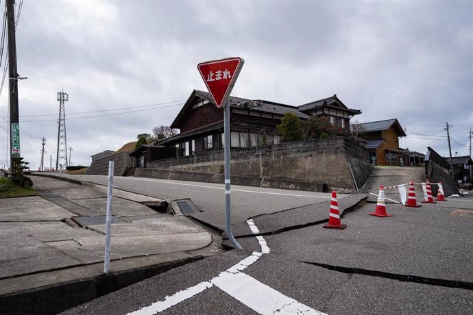 Daños por el terremoto en una carretera de la prefectura de Ishikawa, en Japón.