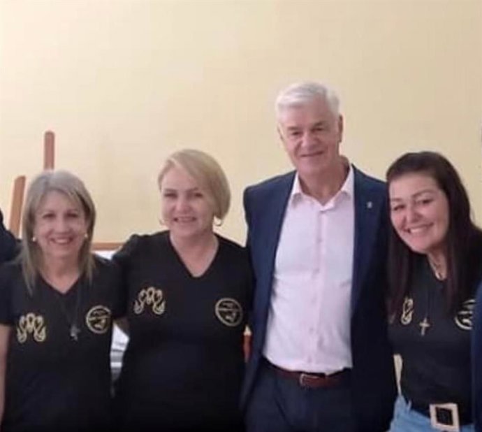 El presidente del Cabildo de El Hierro, Alpidio Armas, con integrantes de la Asociación de Amigos Garoé