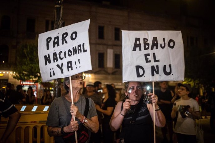 Manifestación en Argentina en contra del Decreto de Necesidad y Urgencia aprobado por el presidente Javier Milei