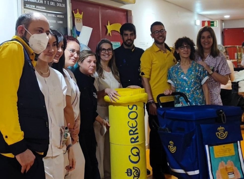 Voluntarios de Correos recogen las cartas para los Reyes Magos en el Hospital Infantil de Zaragoza.