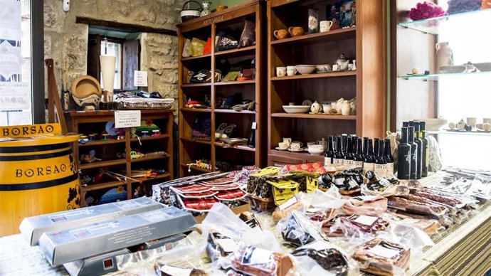 Archivo - Establecimiento de pequeño comercio en el medio rural.