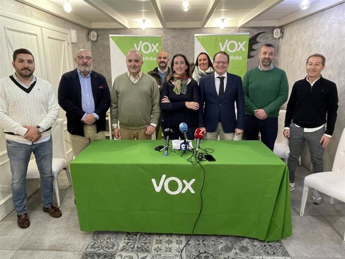 Paula Badanelli y cargos de Vox en la primera rueda de prensa del año 2024.