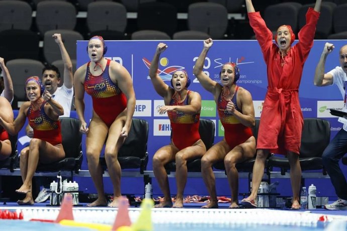 Las jugadoras de la selección española de waterpolo celebran un gol en el Europeo de 2022