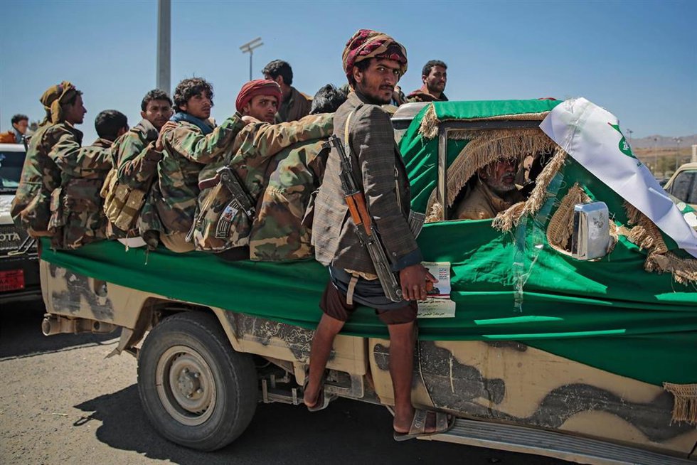 Archivo - Rebeldes huthis en la capital de Yemen, Saná