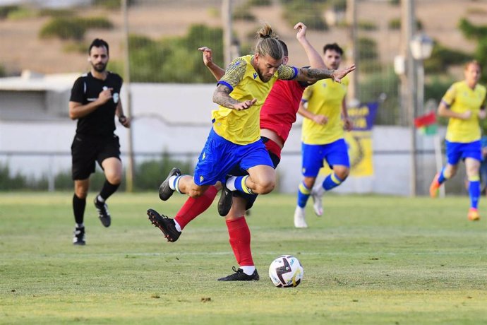 El Cádiz cede a Álvaro Jiménez al Tenerife hasta final de temporada.