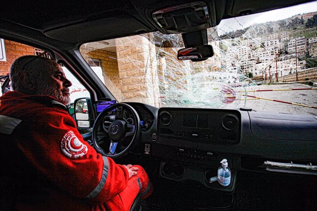 Archivo - March 29, 2023, Nablus, West Bank, Palestine: A Palestinian paramedic inspects a destroyed Red Crescent ambulance after Jewish settlers threw stones at it while it was on mission, in the Palestinian town of Hawara, south of Nablus, in the occupi