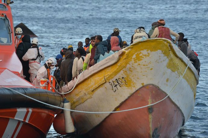 Una patera con 156 personas a bordo llega al Muelle de La Restinga, a 15 de diciembre de 2023, en El Hierro, Santa Cruz de Tenerife, Tenerife, Canarias (España). 