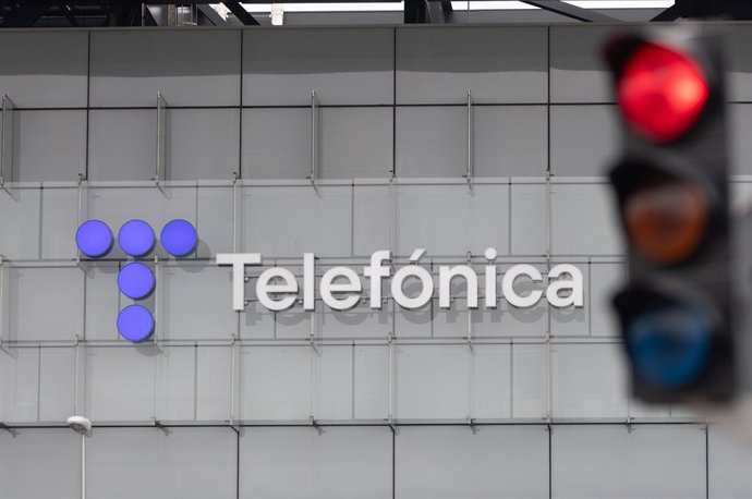 Archivo - Arxiu - Un semfor en vermell davant de la seu de Telefónica