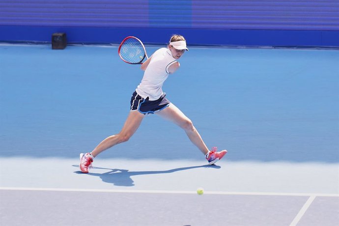 Archivo - 27 September 2023, Japan, Tokyo: Spanish tennis player Cristina Bucsa plays a backhand return to USA's Jessica Pegula during their Women's Singles Second Round tennis match on Day Three of the Toray Pan Pacific Open at Ariake Coliseum. Photo: 