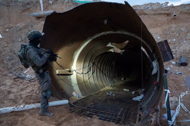 Miembro de las Fuerzas de Defensa de Israel (FDI) frente a la entrada de un túnel subterráneo del Movimiento de Resistencia Islámica (Hamás) en la Franja de Gaza