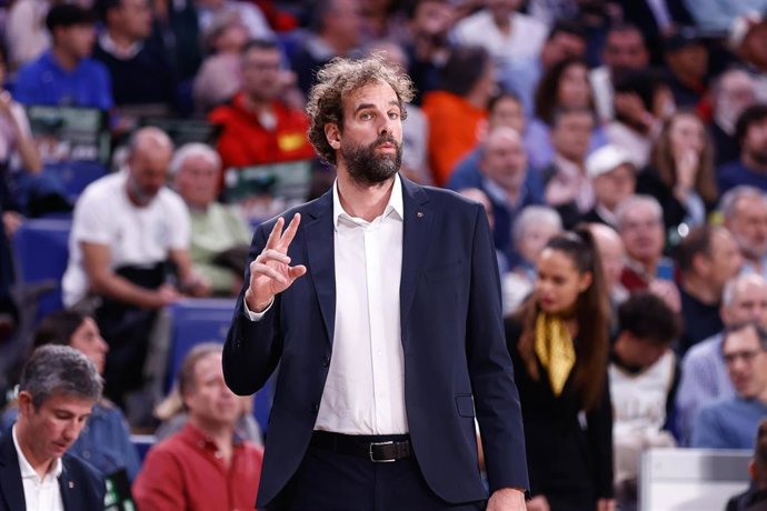 Archivo - Roger Grimau, head coach of FC Barcelona, gestures during the Turkish Airlines EuroLeague, Regular Season, basketball match played between Real Madrid and FC Barcelona at Wizink Center on October 26, 2023, in Madrid, Spain.