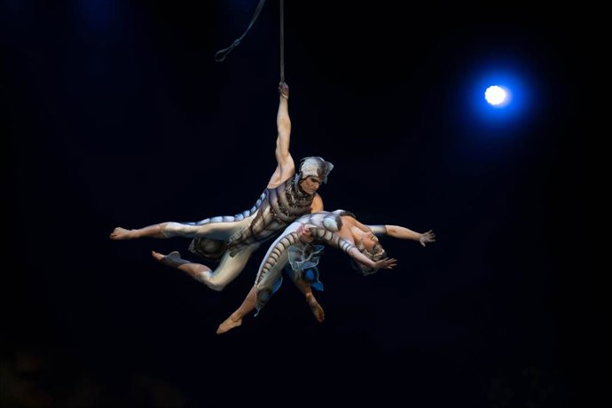 Acróbatas durante la premiere del espectáculo OVO, del Circo del Sol, en el Multiusos Fontes do Sar, a 3 de enero de 2024, en Santiago de Compostela, A Coruña, Galicia (España). Esta producción se estrenó por primera vez en Montreal en 2009 y ha viaja