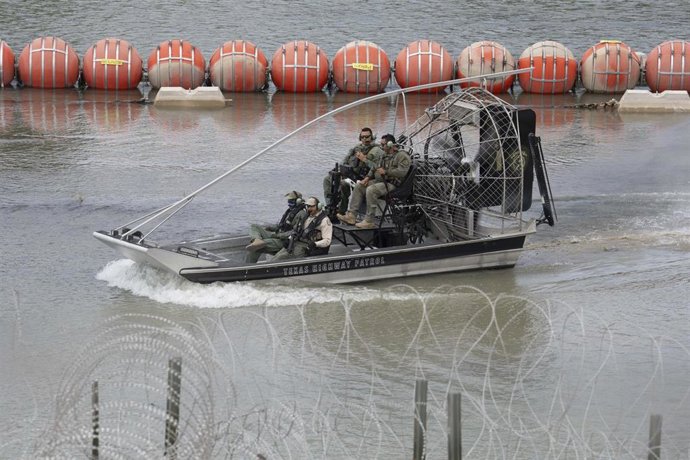 Archivo - Una lancha neumática del Departamento de Seguridad Pública de Texas patrulla el río Bravo