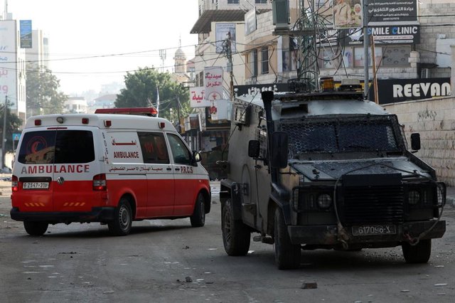 Imagen de archivo del Ejército de Israel registrando una ambulancia palestina durante una redada en Yenín, en Cisjordania