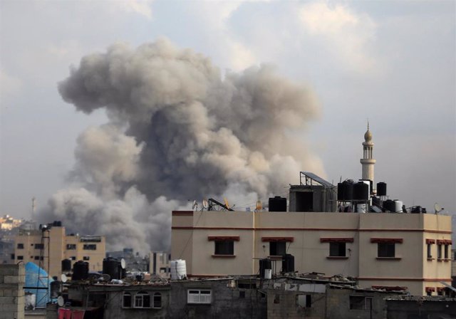 Bombardeo israelí en Jan Yunis, en el sur de la Franja de Gaza