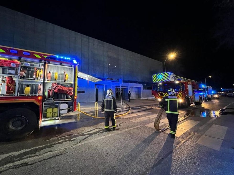 Archivo - Imagen de archivo de Bomberos de la Comunidad de Madrid en un incendio en Alcobendas
