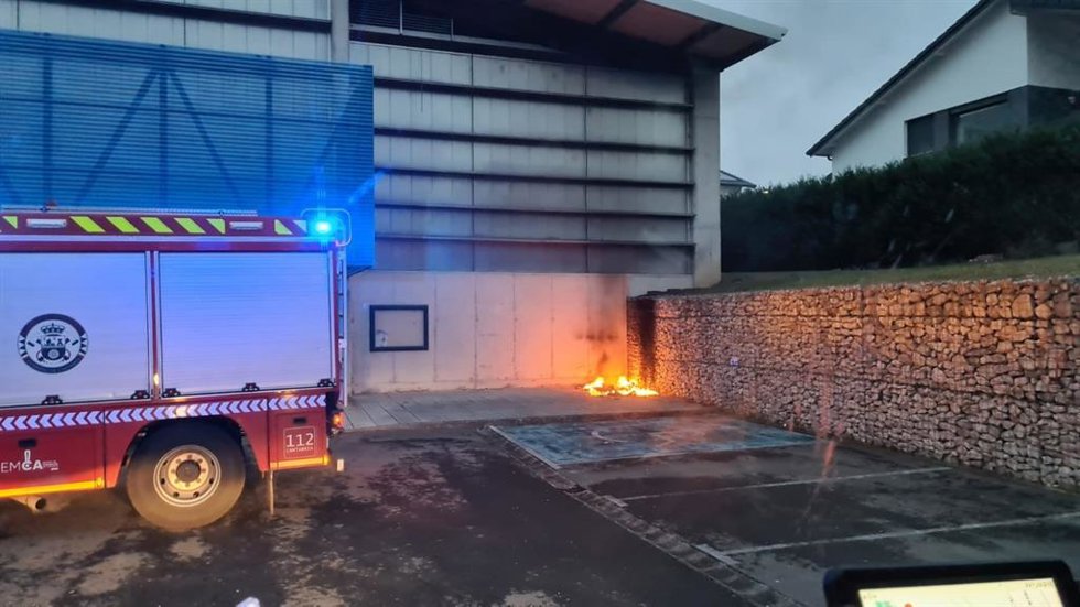 Bomberos del 112 sofocan un fuego en un contenedor de basura