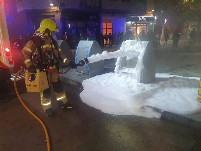 Contenedor de papel incendiado