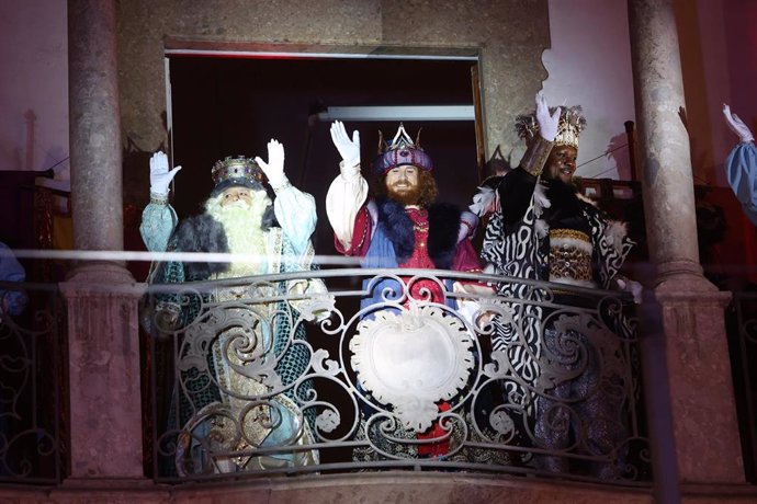 Archivo - Los Reyes Magos pronuncian su tradicional discurso desde el balcón del Casal Solleric durante la Cabalgata de Reyes Magos 2023.