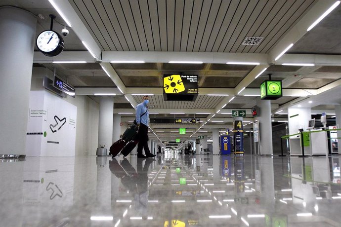 Archivo - Viajeros en el aeropuerto de Palma.