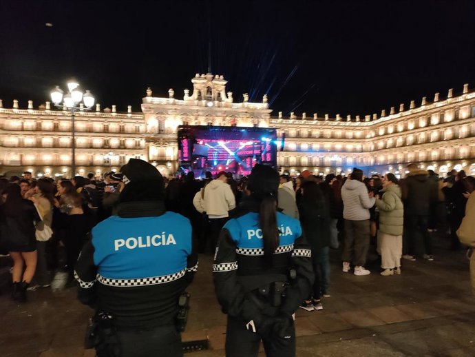 Efectivos de la Policía Local de Salamanca en la celebración del Fin de Año Universitario en la Plaza Mayor