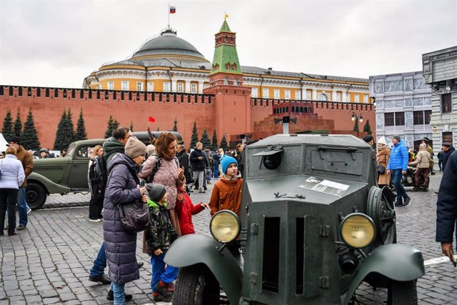 Archivo - Exhibición de vehículos antiguos en la plaza Roja de Moscú