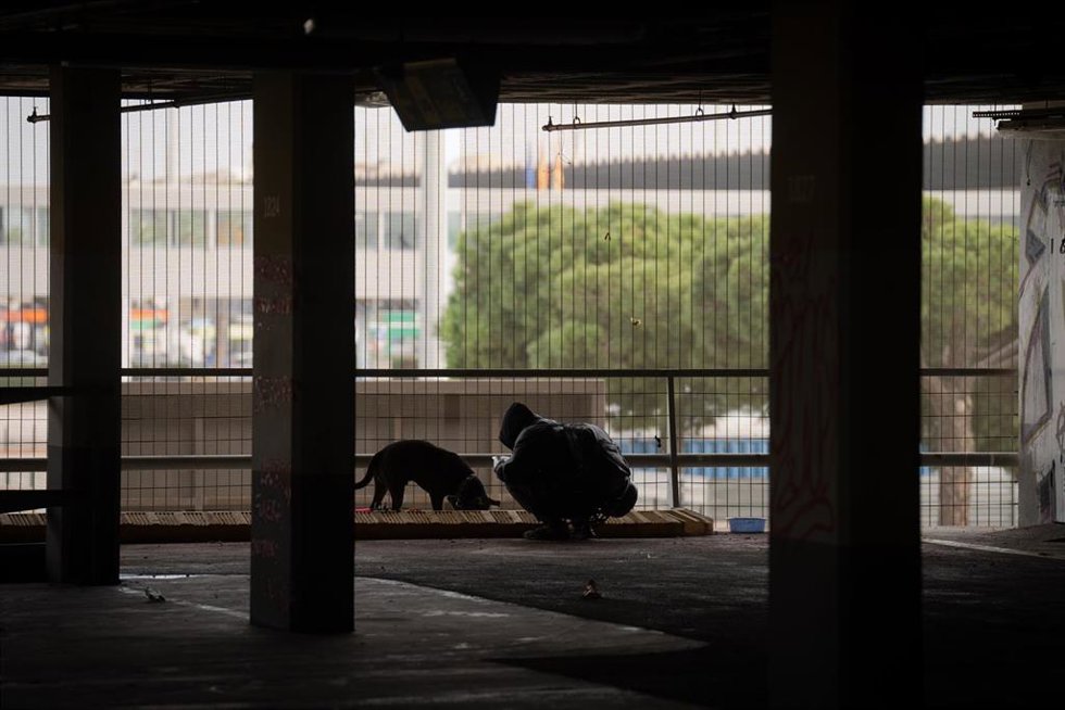 Archivo - Una persona con un perro en el Parking abandonado de la Terminal 2 del Aeropuerto de Barcelona-El Prat, a 30 de noviembre de 2022, en Barcelona, Catalunya (España). Este parking, donde han estado viviendo personas sin hogar pese a la suciedad 