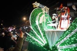 Baltasar saluda a las personas asistentes a la cabalgata de Vitoria-Gasteiz