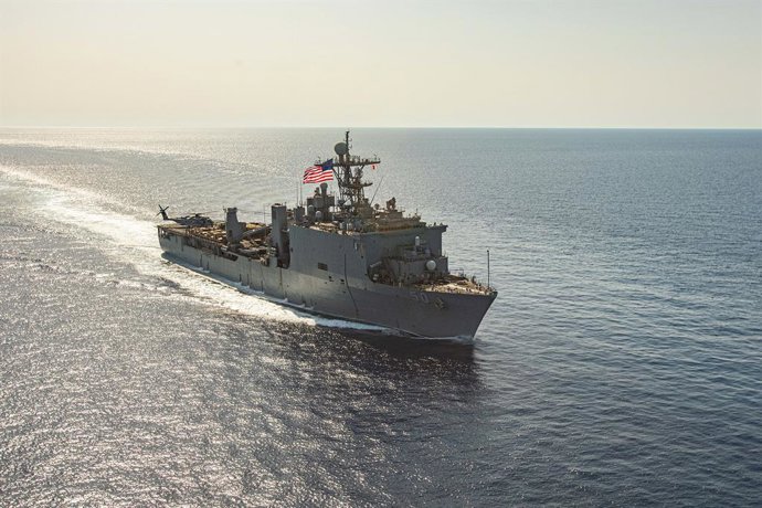 Imagen de archivo del 'USS Carter Hall' transitando el mar Rojo.