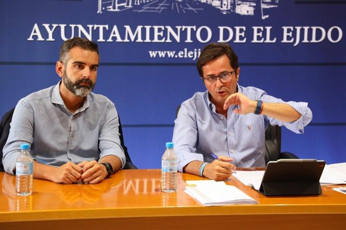 El consejero Ramón Fernández-Pacheco y el alcalde de El Ejido (Almería), Francisco Góngora