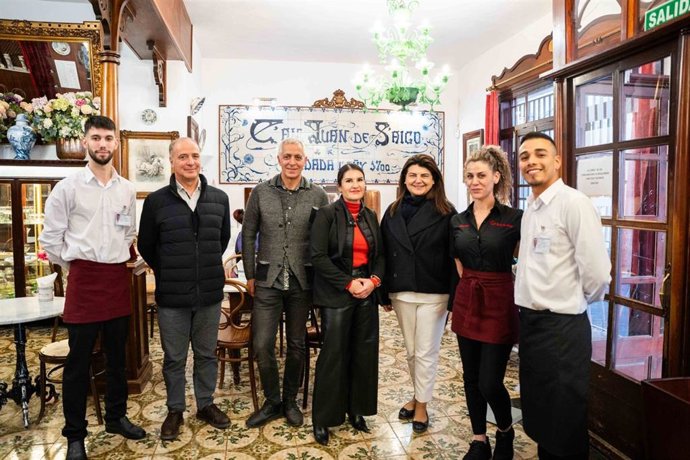 Los alumnos Sebastián Moreno y Sergio Terrón, acompañados por el equipo directivo de PalmaActiva y por el gerente de Can Joan de sAigo.