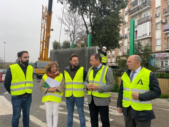 El delegado del Gobierno de la Junta de Andalucía en Sevilla, Ricardo Sánchez, segundo por la derecha, en San Juan de Aznalfarache.